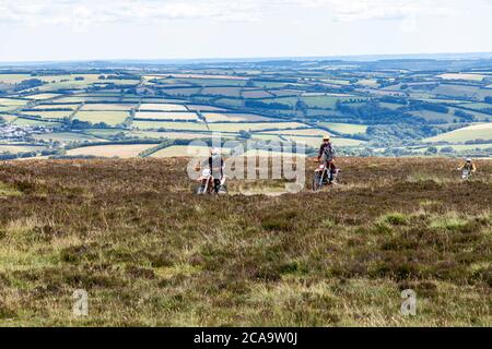 Exmoor National Park - Off-Road Motorradfahrer kurz vor der Ankunft am höchsten Punkt von Exmoor, Dunkery Beacon 1705 Fuß 520 Meter, Somerset UK Stockfoto