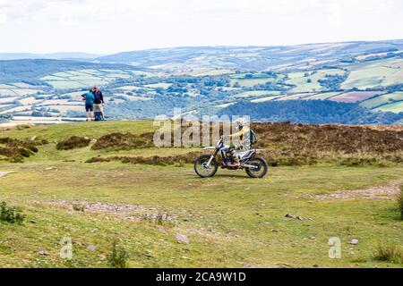 Exmoor National Park - ein Off-Road-Motorradfahrer über den höchsten Punkt von Exmoor, Dunkery Beacon 1705 Fuß 520 Meter, Somerset UK ankommen Stockfoto