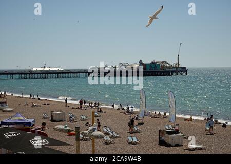 Brighton Strand an einem Sommertag, unter der Woche. Stockfoto