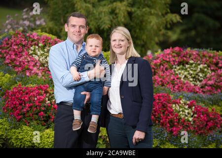 Forres, Schottland, Großbritannien. August 2020. Bild: (L-R) Douglas Ross MP; Alistair Ross; Krystle Ross. Douglas Ross MP ist neuer Führer der Scottish Conservative and Unionist Party, nachdem der ehemalige Führer, Jackson Carlaw MSP, letzte Woche am Donnerstag Nachmittag, 30. Juli 2020, zurückgetreten ist. Quelle: Colin Fisher/Alamy Live News Stockfoto