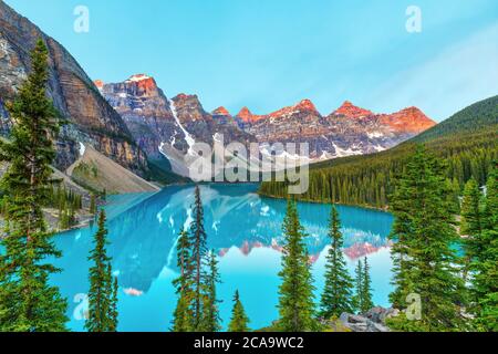 Sommersonnenaufgänge erleuchten das Tal der Ten Peaks am Moraine Lake in der Nähe von Lake Louise in den kanadischen Rockies des Banff National Park, Alberta, Canad Stockfoto