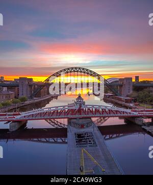 Newcastle & Gateshead Quayside bei Sonnenaufgang im Sommer, Newcastle upon Tyne, Tyne & Wear, England, Großbritannien Stockfoto