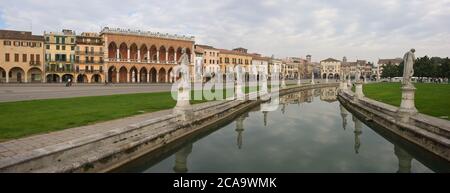 Padua, Venetien, Italien: Skulpturen auf dem Platz Prato della Valle Stockfoto