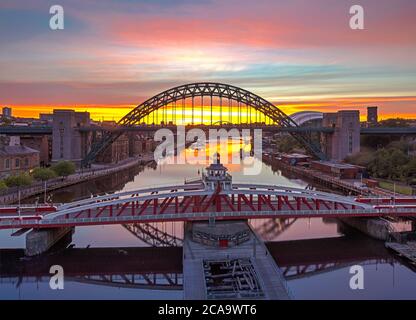 Newcastle & Gateshead Quayside bei Sonnenaufgang im Sommer, Newcastle upon Tyne, Tyne & Wear, England, Großbritannien Stockfoto