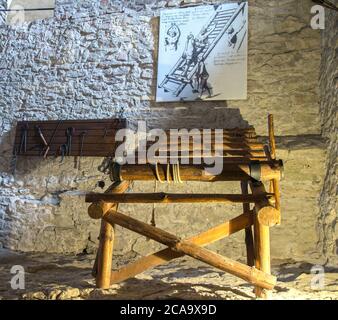 Spišské Podhradie Slowakei 31. Juli 2020 Spannvorrichtung mit Handlingbild in der Folterkammer des Spissky hrad, Szepes vár. Stockfoto