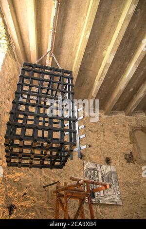 Spišské Podhradie Slowakei 31. Juli 2020 Eiserner hängender Folterkäfig. Mittelalterliche Einrichtung in der Gefängniskammer des Spissky hrad, Szepes vár. Stockfoto