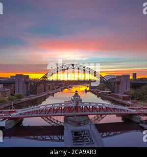 Newcastle & Gateshead Quayside bei Sonnenaufgang im Sommer, Newcastle upon Tyne, Tyne & Wear, England, Großbritannien Stockfoto