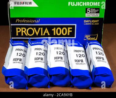 Fujichrome Provia 100F Professional Transparentfolie 120. Einzelhandelsverpackung und fünf Folien in ihren versiegelten Verpackungen. Stockfoto