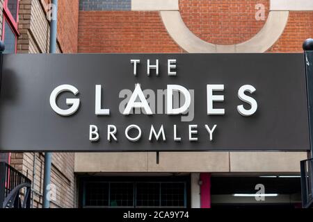 London, Großbritannien. August 2020. Das Glades Bromley Logo an einem ihrer Zweige. Kredit: SOPA Images Limited/Alamy Live Nachrichten Stockfoto