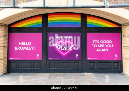 London, Großbritannien. August 2020. Ein Blick auf die Schilder, die die Käufer zurück zum Einkaufszentrum Glades begrüßen. Kredit: SOPA Images Limited/Alamy Live Nachrichten Stockfoto
