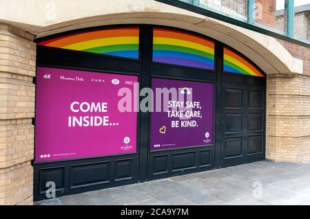 London, Großbritannien. August 2020. Ein Blick auf die Schilder, die die Käufer zurück zum Einkaufszentrum Glades begrüßen. Kredit: SOPA Images Limited/Alamy Live Nachrichten Stockfoto
