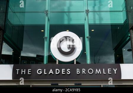 London, Großbritannien. August 2020. Das Glades Bromley Logo an einem ihrer Zweige. Kredit: SOPA Images Limited/Alamy Live Nachrichten Stockfoto