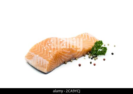 Roher Lachs isoliert auf weißem Hintergrund Stockfoto