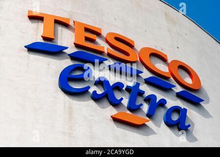 London, Großbritannien. August 2020. Tesco extra Logo in einer ihrer Filialen zu sehen.Greenpeace hat den Supermarktgiganten aufgefordert, den Kauf von Fleisch von den Unternehmen, die an der Amazonas-Entwaldung beteiligt sind, zu stoppen.Tesco hat nun die Regierung aufgefordert, entwaldungsfreie Lebensmittel zu einer Politik zu machen. Kredit: SOPA Images Limited/Alamy Live Nachrichten Stockfoto