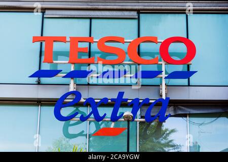 London, Großbritannien. August 2020. Tesco extra Logo in einer ihrer Filialen zu sehen.Greenpeace hat den Supermarktgiganten aufgefordert, den Kauf von Fleisch von den Unternehmen, die an der Amazonas-Entwaldung beteiligt sind, zu stoppen.Tesco hat nun die Regierung aufgefordert, entwaldungsfreie Lebensmittel zu einer Politik zu machen. Kredit: SOPA Images Limited/Alamy Live Nachrichten Stockfoto