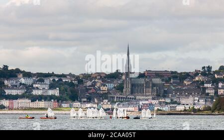 Crosshaven, Cork, Irland. August 2020. Eine Gruppe von Optimist Schlauchbooten vom Royal Cork Yacht Club Training im Hafen von Cork vor dem Hintergrund der St Colman's Cathedral in Cobh, Co. Cork, Irland. - Credit; David Creedon / Alamy Live News Stockfoto