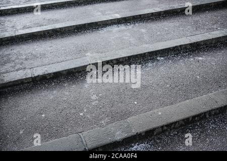 Salzkristalle auf Treppen, diese wird im Winter rutschig, wenn die Eisschicht oben auf der Oberfläche bildet Stockfoto