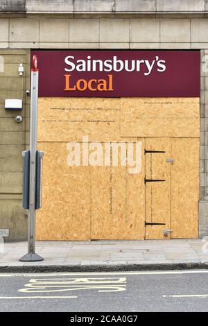 London, Großbritannien. Juni 2020. Sainsbury's Geschäft in der Fleet Street bleibt geschlossen, obwohl die Sperre in London aufgehoben wird. Quelle: Dave Rushen/SOPA Images/ZUMA Wire/Alamy Live News Stockfoto