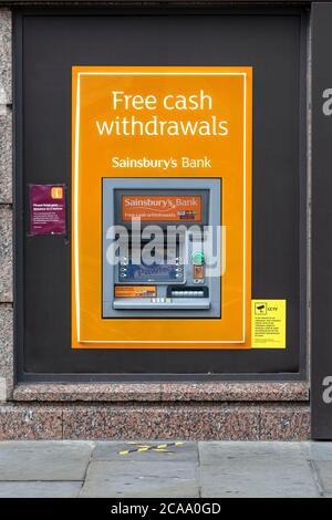 London, Großbritannien. August 2020. Sainsbury Bank Geldautomat in einem ihrer Geschäfte gesehen. Quelle: Dave Rushen/SOPA Images/ZUMA Wire/Alamy Live News Stockfoto