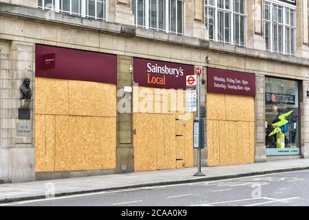 London, Großbritannien. August 2020. Sainsbury's Geschäft in der Fleet Street bleibt geschlossen, obwohl die Sperre in London aufgehoben wird. Quelle: Dave Rushen/SOPA Images/ZUMA Wire/Alamy Live News Stockfoto