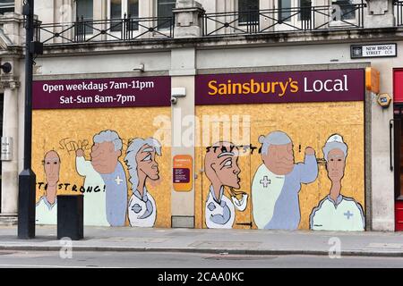 London, Großbritannien. August 2020. Sainsbury's Geschäft in der New Bridge Street bleibt trotz der Aufhebung der Sperre in London geschlossen. Quelle: Dave Rushen/SOPA Images/ZUMA Wire/Alamy Live News Stockfoto