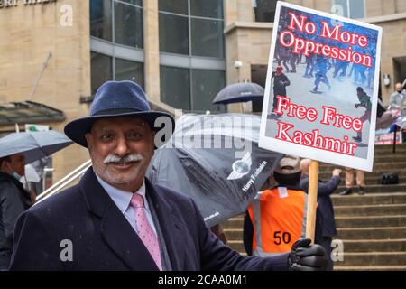 Glasgow, Schottland, Großbritannien. August 2020. Ein Protestler mit einem Schild mit der Aufschrift No More Unterdrückung Free Kashmir bei einer Kundgebung auf den Stufen der Royal Concert Hall gegen Menschenrechtsverletzungen und Gräueltaten in Kaschmir durch die indischen Besatzungstruppen. Kredit: Skully/Alamy Live Nachrichten Stockfoto