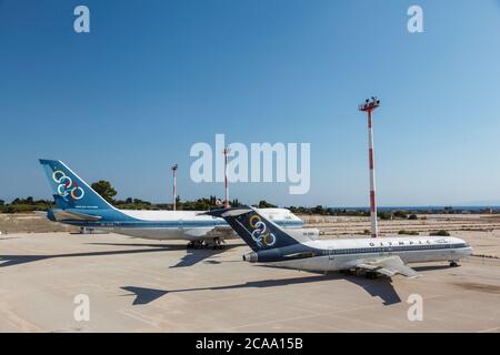 Alte Boeing 747 und Boeing 737, die auf dem alten Elliniko Flughafen, im Süden Athens, in Attica Region, Griechenland, Europa, gegründet wurden. Stockfoto