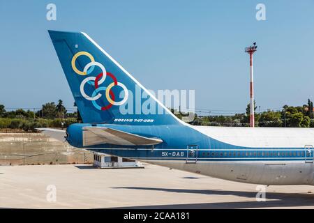 Alte Boeing 747 von Olympic Airways, einst die nationale Fluggesellschaft Griechenlands, gegründet von Onassis, auf dem alten Flughafen von Athen, im Elliniko Bezirk. Stockfoto