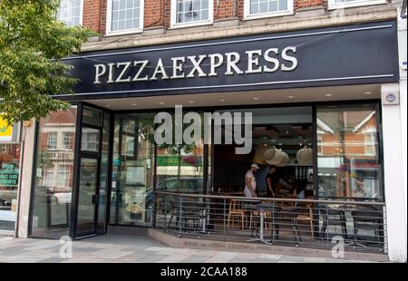 Kent, Großbritannien. August 2020. Pizza Express Logo in einer ihrer Filialen.Pizza Express ist die neueste Kette, die bekannt gibt, dass es Restaurants schließt, da die Coronavirus-Pandemie verheerende Auswirkungen auf die britischen Straßen hat und innerhalb von Monaten 17,000 Arbeitsplätze in Restaurants und anderen Lebensmittelgeschäften beansprucht. Quelle: Dave Rushen/SOPA Images/ZUMA Wire/Alamy Live News Stockfoto