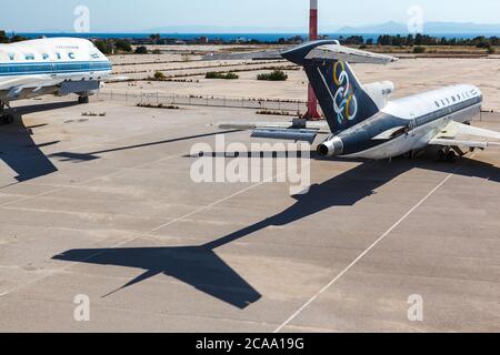 Old Boeings, A 727 und A 737, geerdet auf dem alten Flughafen von Elliniko, im Süden von Athen, Griechenland, Europa. Sie tragen die Farben von Olympic Airways Stockfoto