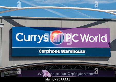 Der Tech-Einzelhändler Dixons Carphone soll 800 Arbeitsplätze abschaffen, da er die Art und Weise verändert, wie seine Filialen verwaltet werden. Das Unternehmen, dem Currys PC World gehört, hat bereits begonnen, sich mit den betroffenen Mitarbeitern zu beraten, da es beginnt, Rollen aus seinen Geschäften zu entfernen. Im Unternehmen werden die Rollen von Retail Managern, Assistant Managern und Teamleitern gekürzt, während neue Positionen als Sales Manager, Customer Experience und Operational Excellence Manager geschaffen werden. Stockfoto