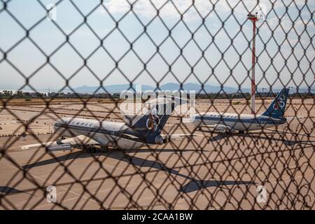 Old Boeings, A 727 und A 737, geerdet auf dem alten Flughafen von Elliniko, im Süden von Athen, Griechenland, Europa. Sie tragen die Farben von Olympic Airways Stockfoto