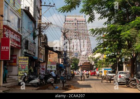 Kumbakonam, Tamil Nadu, Indien - Februar 2020: Der hohe Turm des alten Sarangapani-Tempels erhebt sich über einer Straße in der Stadt Kumbakonam. Stockfoto