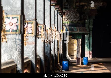 Mayiladuthurai, Tamil Nadu, Indien - Februar 2020: Architektonisches Detail im alten Hindu-Tempel in Vaitheeswaran Koil. Stockfoto