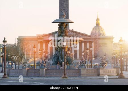 Paris, Blick auf den Place de la Concorde und die Nationalversammlung bei Sonnenuntergang Stockfoto