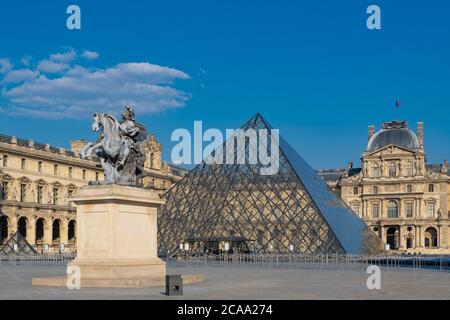 Das Louvre Museum ist das größte Kunstmuseum der Welt und ein historisches Monument in Paris. Stockfoto