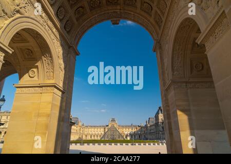 Das Louvre Museum ist das größte Kunstmuseum der Welt und ein historisches Monument in Paris. Stockfoto