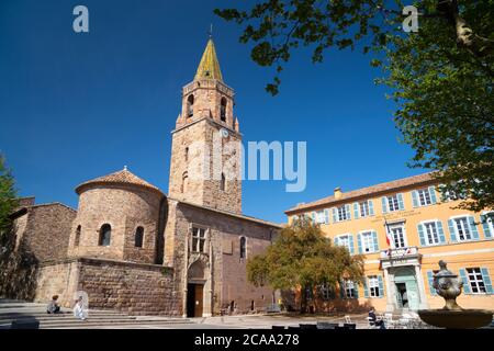 Blick auf den Glockenturm der Kathedrale von Frejus an einem sonnigen Tag in Frejus, Frankreich Stockfoto