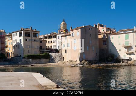 Das berühmte Dorf St. Tropez liegt an der französischen riviera im Departement Var. strand la ponche Stockfoto