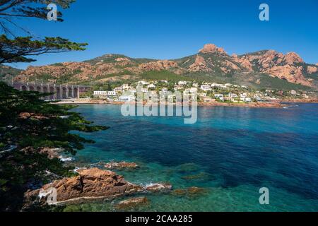 Dorf zwischen roten Felsen des Esterel Massif-Frankreich Stockfoto