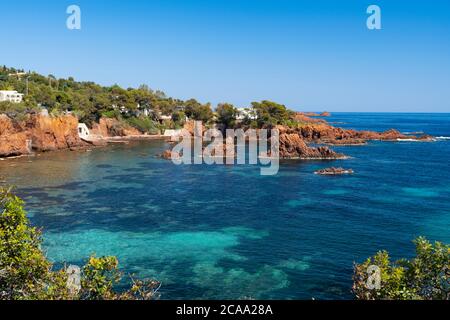 Dorf zwischen roten Felsen des Esterel Massif-Frankreich Stockfoto