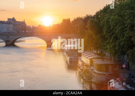 PARIS, FRANKREICH -Sonnenuntergang über der seine. Paris ist eines der beliebtesten Reiseziele in Europa. Stockfoto