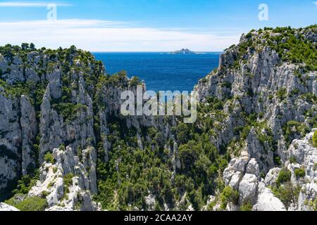 Blick auf den Calanques Nationalpark in der Nähe von Cassis Fischerdorf. Stockfoto