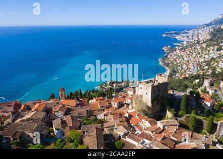 Frankreich, Nizza, Luftaufnahme des Bergdorfes Roquebrune Cap Martin. Stockfoto