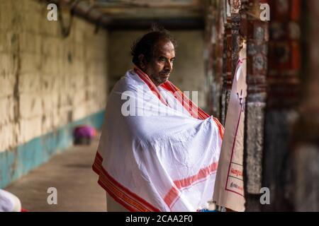 Mayiladuthurai, Tamil Nadu, Indien - Februar 2020: Ein indischer Pilger drapiert in einer weißen Stola bekannt als angavastram im alten Hindu-Tempel von V Stockfoto