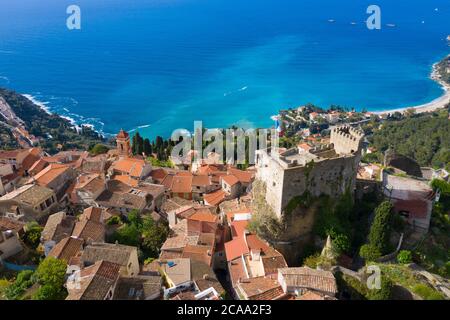 Frankreich, Nizza, Luftaufnahme des Bergdorfes Roquebrune Cap Martin. Stockfoto