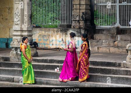 Mayiladuthurai, Tamil Nadu, Indien - Februar 2020: Indische Frauen in bunten Saris lächeln und lachen fröhlich beim Fotografieren mit Stockfoto