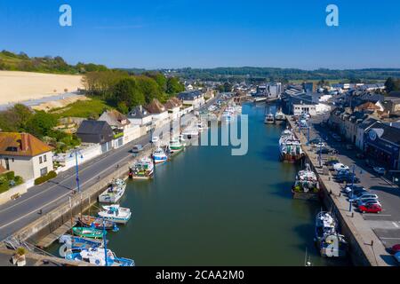 Luftaufnahme der Stadt Port-en-Bessin und ihrem Hafen. Port-en-Bessin ist eine Gemeinde im Département Calvados in der Region Basse-Normandie im Norden Stockfoto