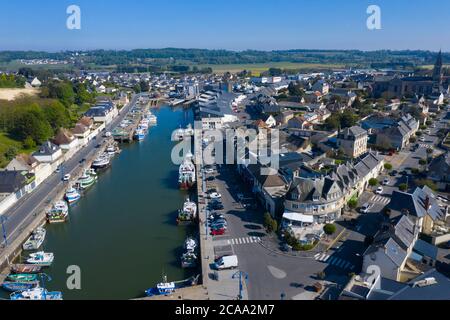 Luftaufnahme der Stadt Port-en-Bessin und ihrem Hafen. Port-en-Bessin ist eine Gemeinde im Département Calvados in der Region Basse-Normandie im Norden Stockfoto