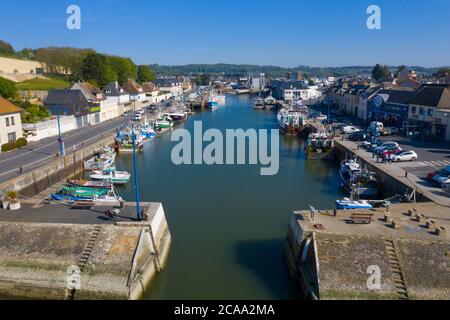 Luftaufnahme der Stadt Port-en-Bessin und ihrem Hafen. Port-en-Bessin ist eine Gemeinde im Département Calvados in der Region Basse-Normandie im Norden Stockfoto
